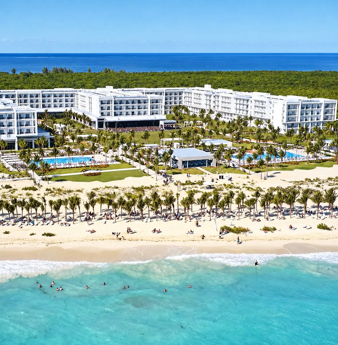Resort frente al mar turquesa del Caribe
