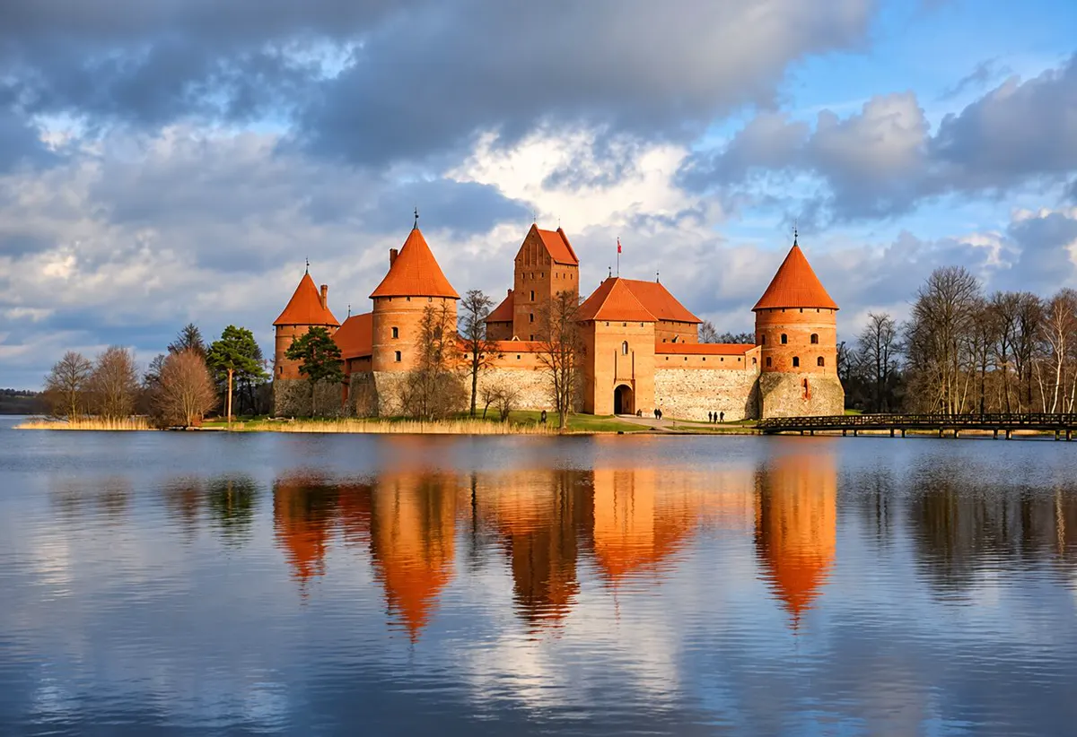 Castillo de Trakai reflejado en el lago