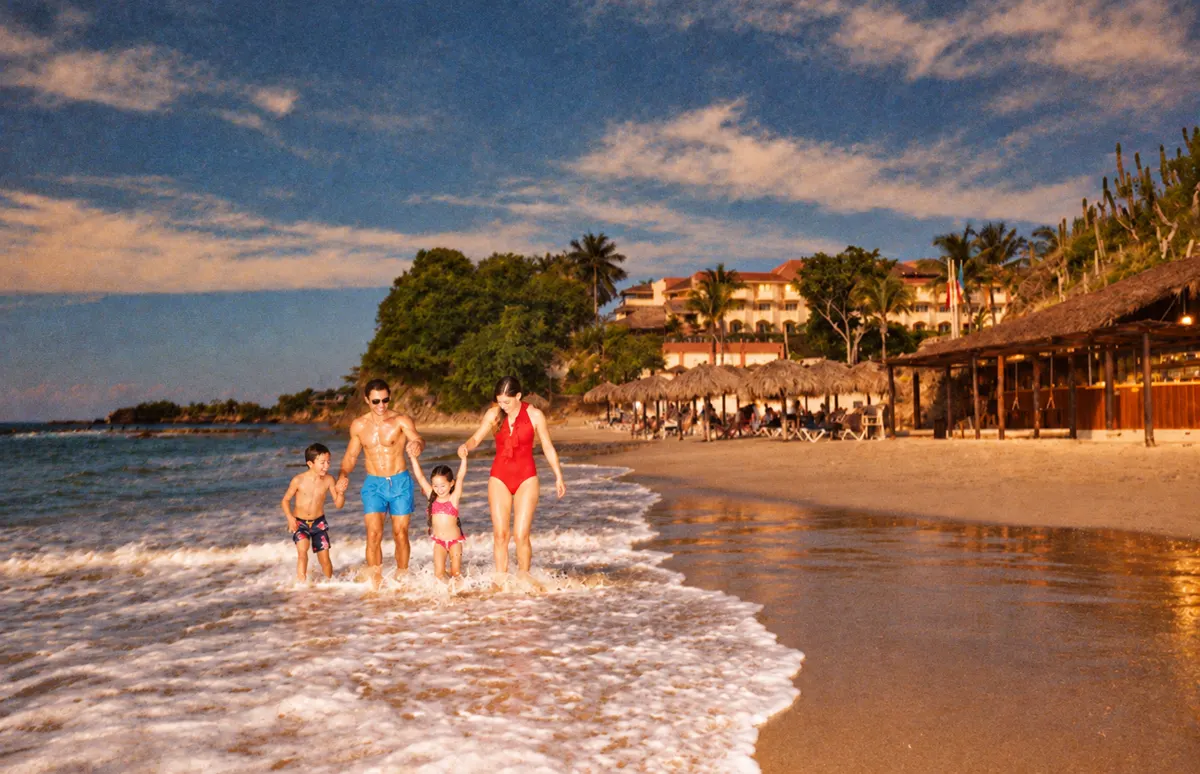 Familia caminando por la orilla