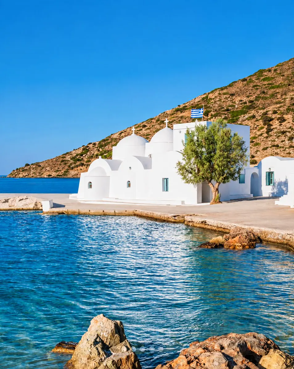 Casas blancas sobre el mar en Grecia