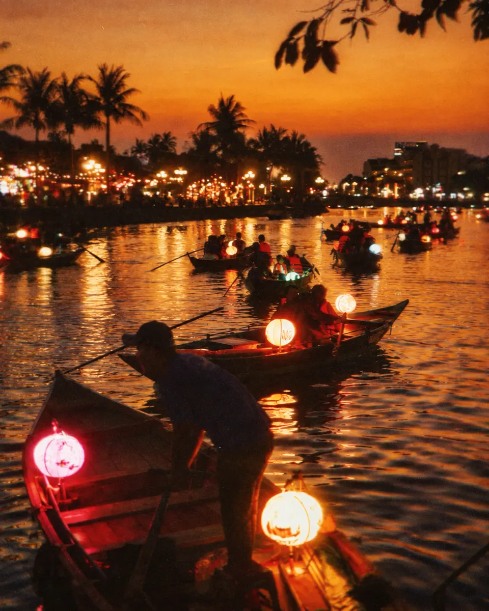 Botes con faroles sobre el río al atardecer en Hoi An
