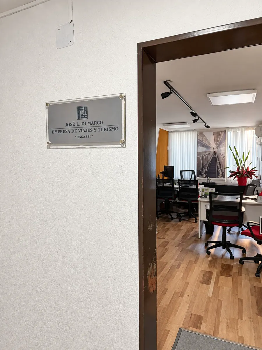Entrada de la oficina con la placa de la agencia