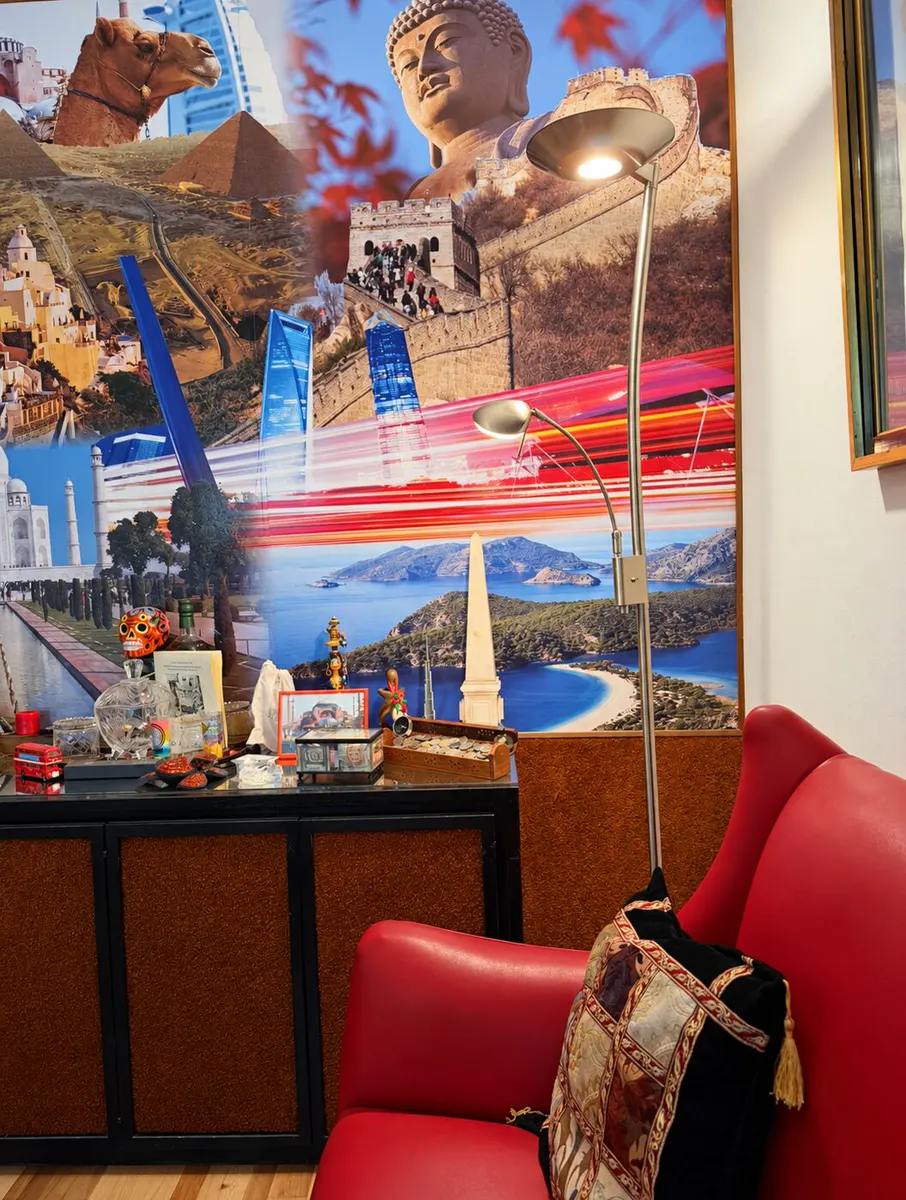 Rincón de la oficina con recuerdos de viajes