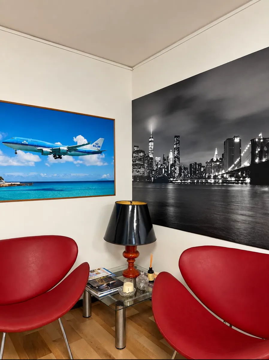 Sala de la agencia con la foto de un avión
