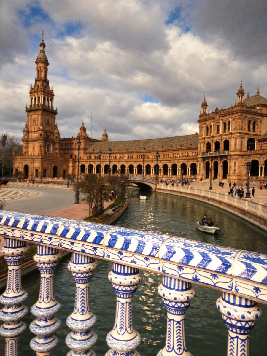 Plaza de España de Sevilla con su baranda de azulejos